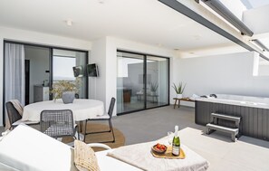 Outdoor dining - El Mirador – Contemporary 2-Bedroom Apartment with Views to Africa (Estepona)