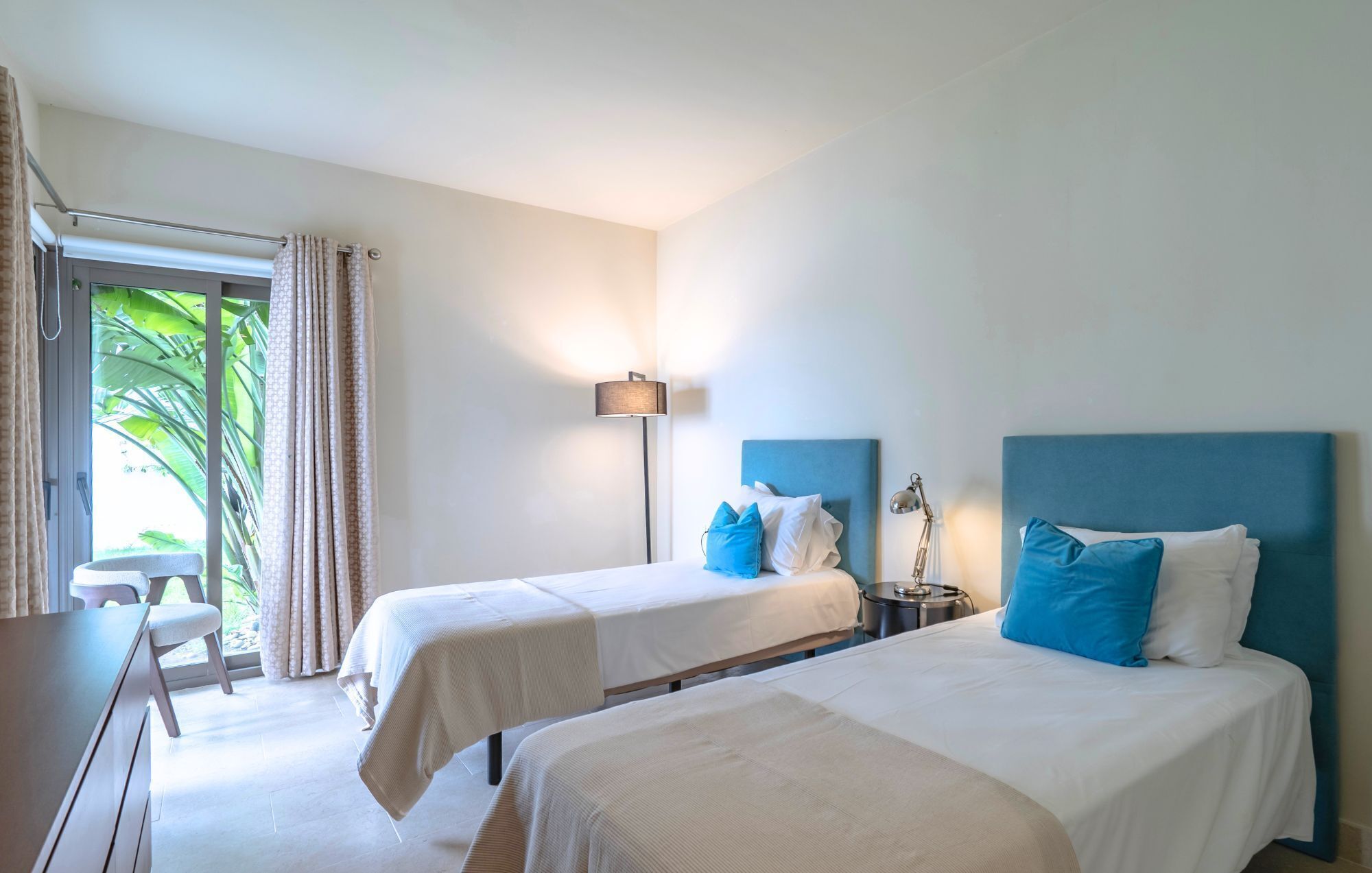 Een strijkplank/strijkijzer, reisbedje, gratis wifi, beddengoed