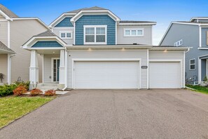 Exterior - A comfortable 3-bedroom home offers 5 beds and can accommodate up to 8 guests. (Rogers)