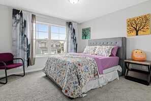 3 bedrooms, iron/ironing board, Internet - A comfortable 3-bedroom home offers 5 beds and can accommodate up to 8 guests. (Rogers)