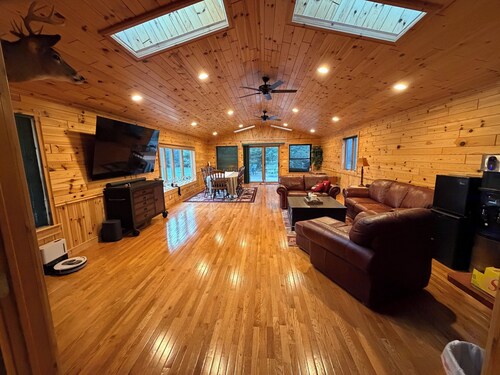 Spacious Family Retreat w/ 3BR Main House + 2BR Guest House in Curran