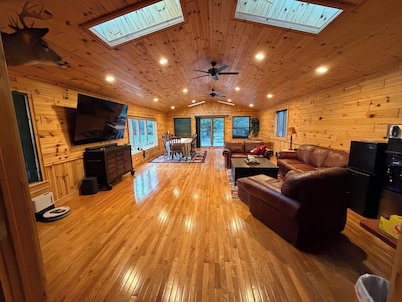 Spacious Family Retreat w/ 3BR Main House + 2BR Guest House in Curran