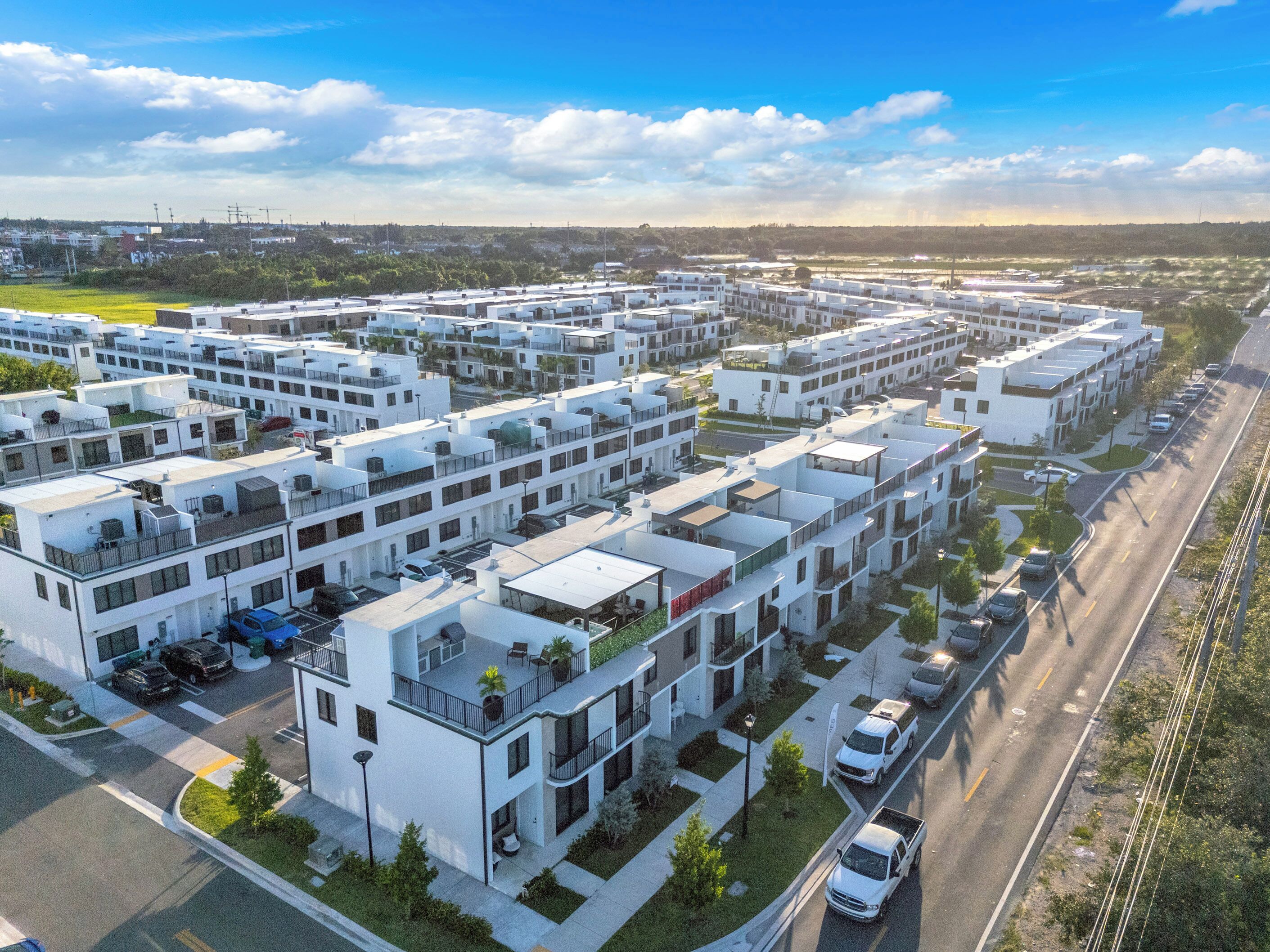 Un moderno complejo de apartamentos con varios edificios, dispuestos en un patrón de cuadrícula.