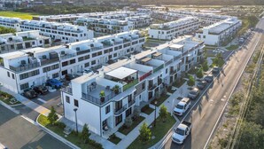 Een modern appartementencomplex bestaande uit meerdere gebouwen, geordend in een rasterpatroon.