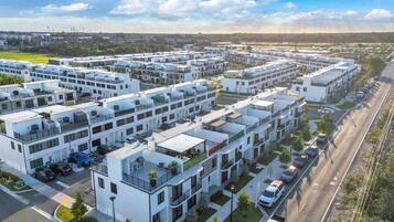 Un moderno complejo de apartamentos con varios edificios, dispuestos en un patrón de cuadrícula.