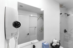 Shower, hair dryer, towels, soap - Spacious 4-bedroom townhome in fabulous Homestead with AC (Homestead)