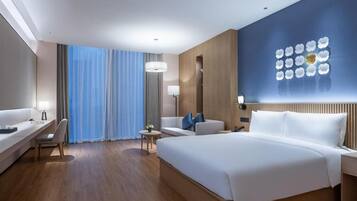 Minibar con artículos gratuitos y espacio para trabajar con un portátil