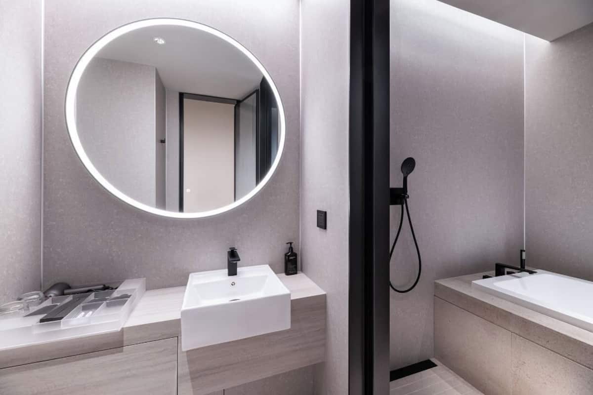 Elite Double Room, 1 King Bed, Non Smoking, Pets Not Allowed | Bathroom | Shower, hair dryer, slippers, towels
