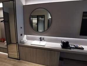 Een douche, een haardroger, pantoffels, handdoeken