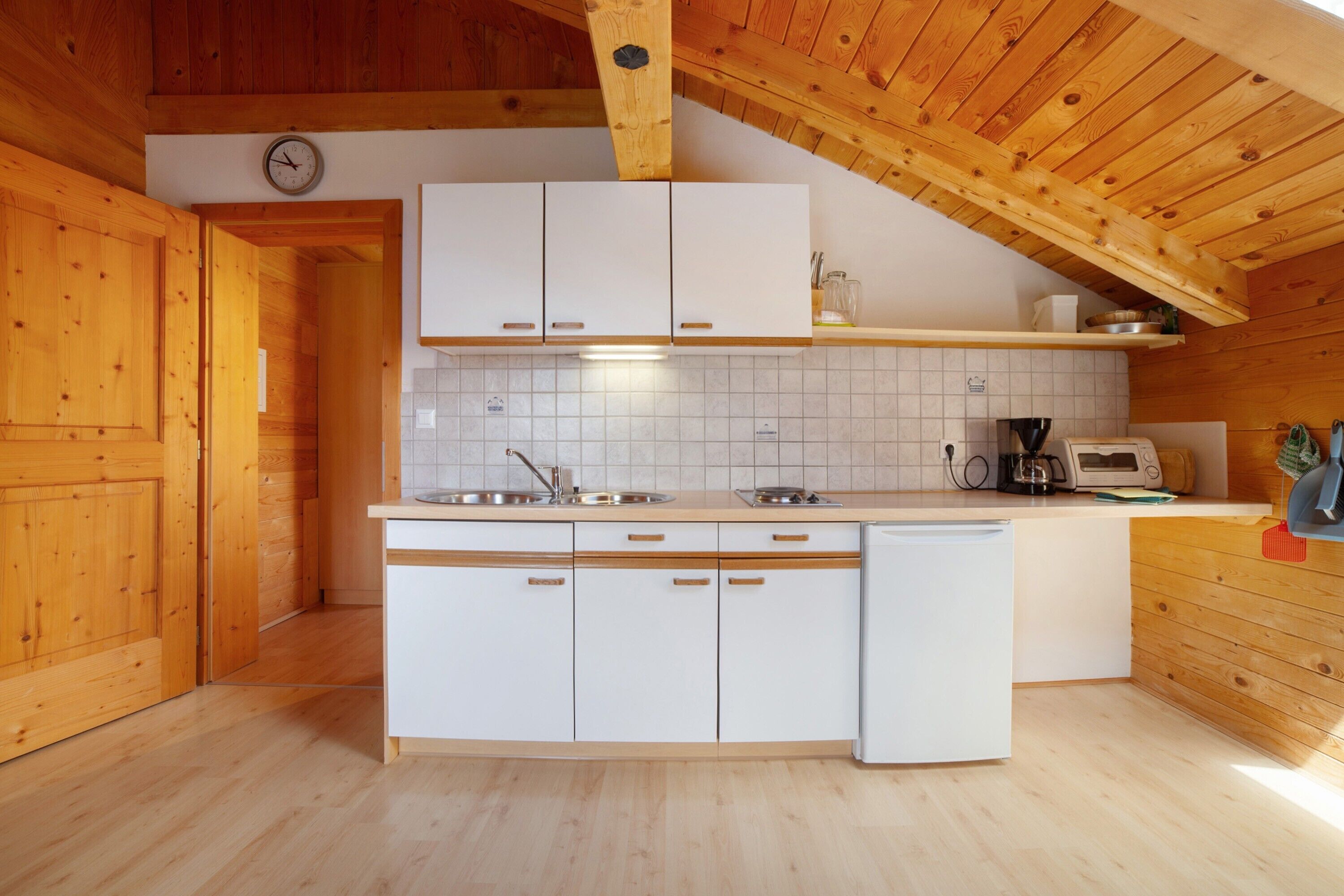 Kühlschrank, Herdplatte, Wasserkocher mit Kaffee-/Teezubehör, Toaster