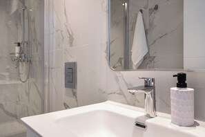 101 | Bathroom - C-Side Deluxe Studios with Balconies in Finikoudes (Larnaca)