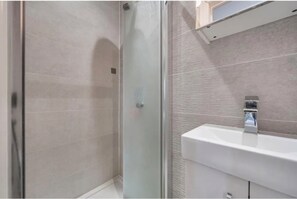 Bathroom - Mordern 2 bed room self contained apartment (Maidenhead)