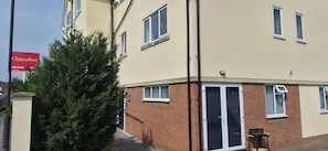 Exterior - Mordern 2 bed room self contained apartment (Maidenhead)