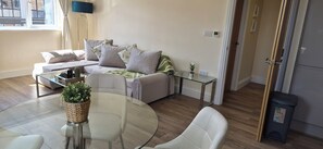 Living area - Mordern 2 bed room self contained apartment (Maidenhead)