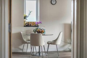 Dining - Mordern 2 bed room self contained apartment (Maidenhead)
