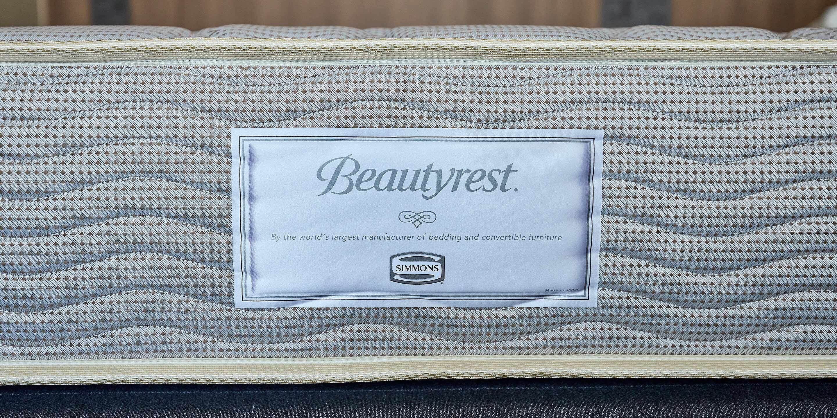 Een matras met een label waarop 'Beautyrest' en 'SIMMONS' staat.
