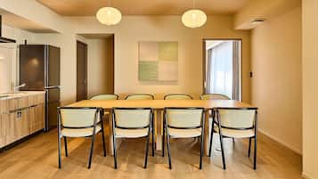 Basic-Apartment, Nichtraucher, Küche (A, 4 double beds, 98 sqm) | Essbereich im Zimmer