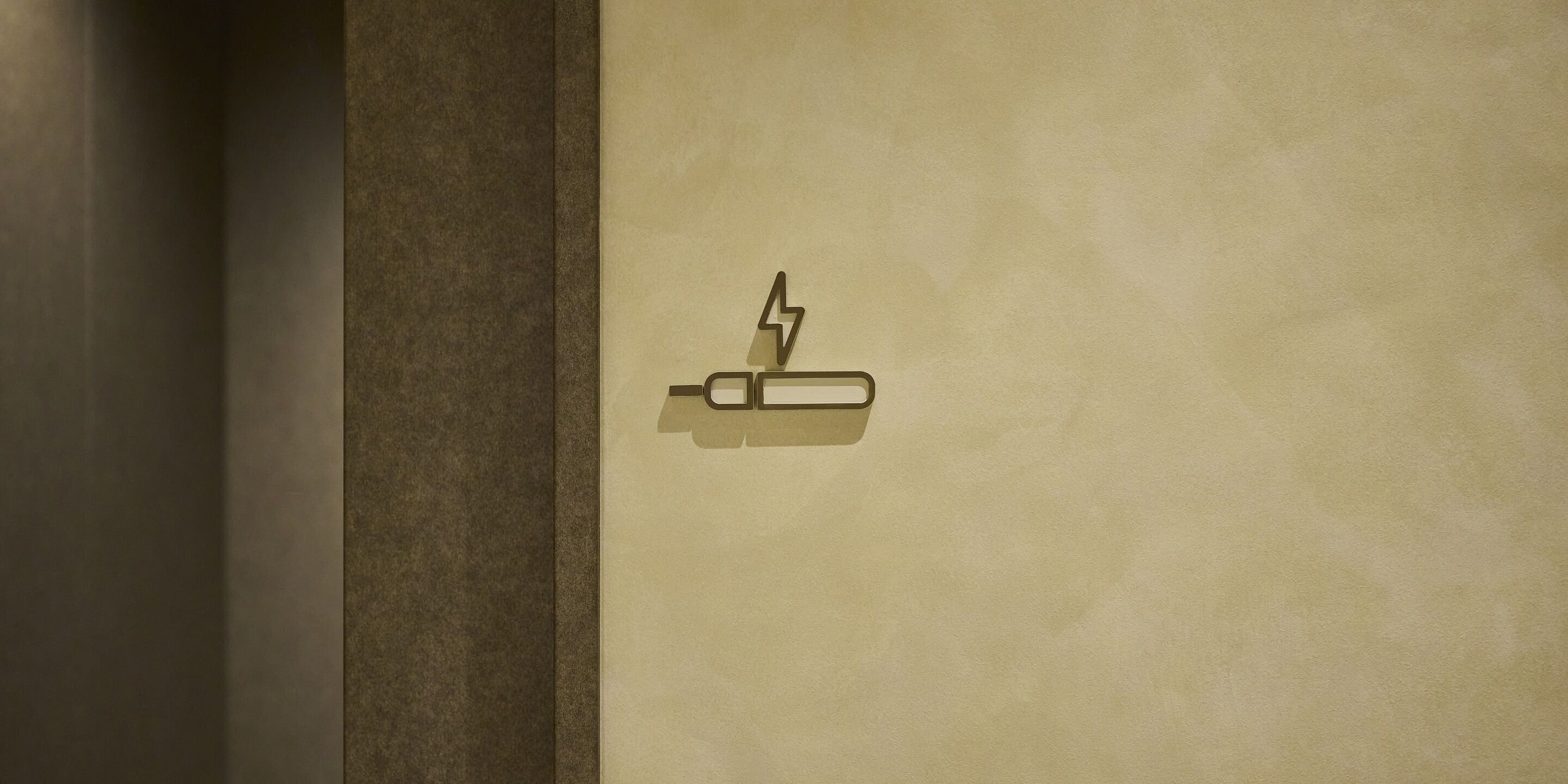 Un mur avec le symbole d'une prise de courant.