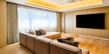 [A] 4 double beds / 98 sq. m. / Projector / Kitchen, Non Smoking | Balcony view