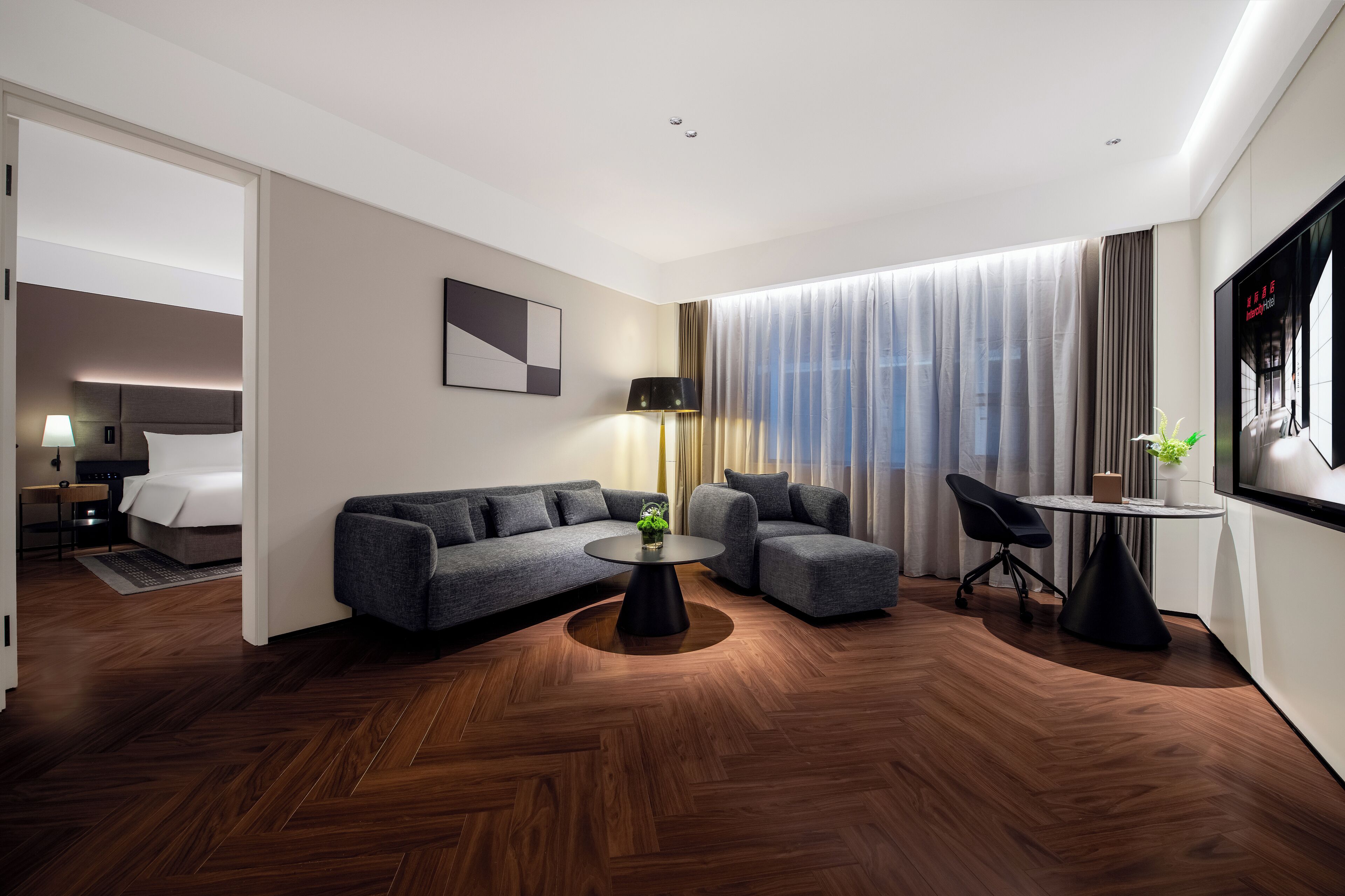 Executive Suite | Premium bedding, down comforters, memory foam beds, minibar