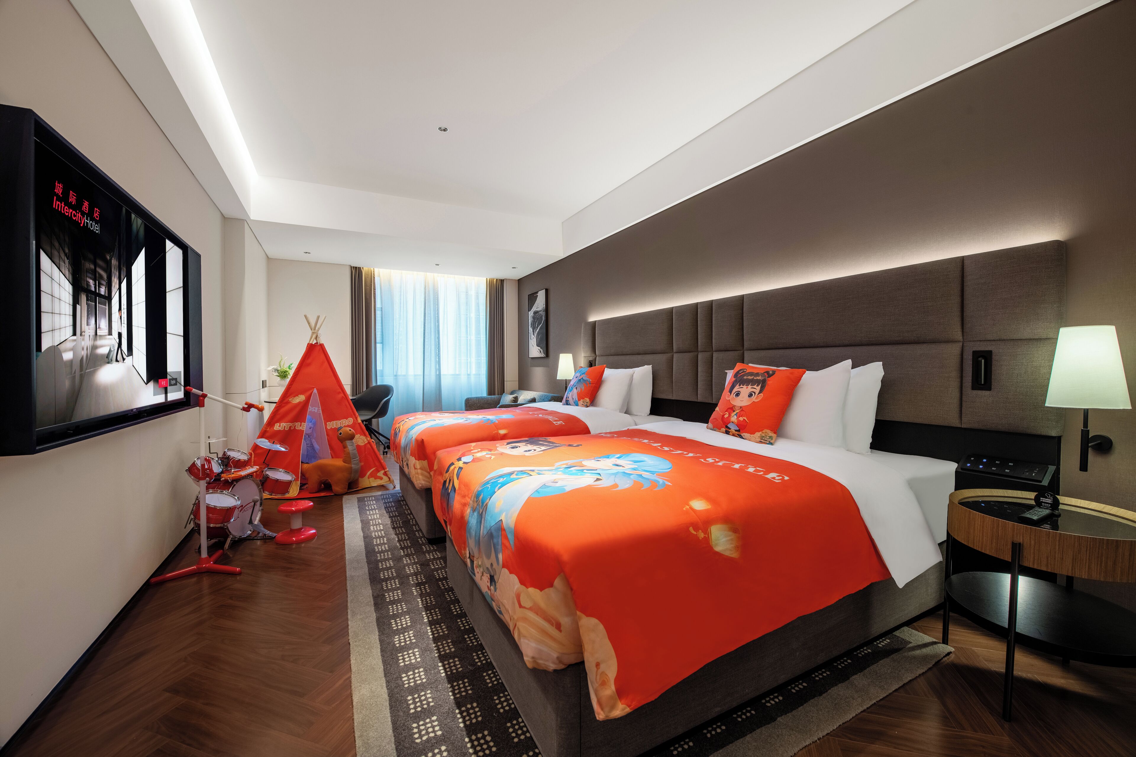 A hotel room with a bed, a desk, a lamp, a TV, and a window.