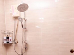 Single Room, City View | Bathroom | Shower, free toiletries, hair dryer, towels - Rak Chiang Mai Guesthouse (MUEANG CHIANG MAI)