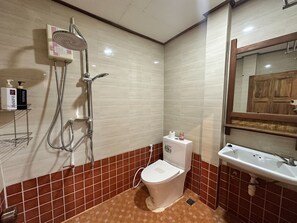 Single Room | Bathroom | Shower, free toiletries, hair dryer, towels - Rak Chiang Mai Guesthouse (MUEANG CHIANG MAI)