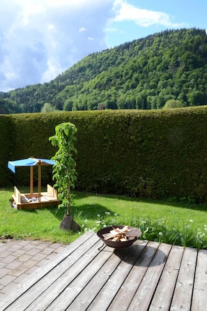 Property grounds - 110-square-meter vacation rental with a terrace for up to 5 people (Kiefersfelden)