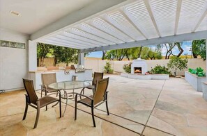 Outdoor dining - Relaxing 5BR Tempe Home family pool moder home (Tempe)