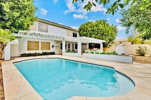 A modern house with a swimming pool, a covered patio, and a well-maintained garden. - Relaxing 5BR Tempe Home family pool moder home (Tempe)