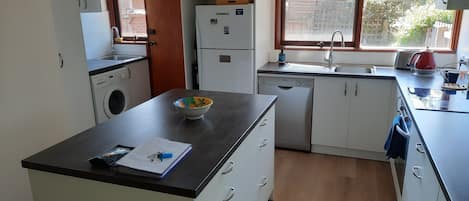 Réfrigérateur, four à micro-ondes, un four, surface de cuisson