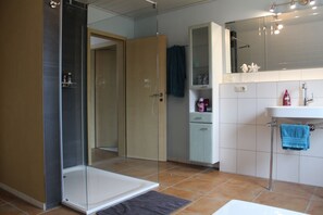Bathroom - Vrbo Property (Ochtersum)