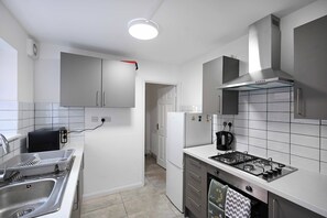 Frigorífico, microondas, horno y placa de cocina