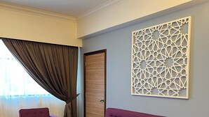 Una habitación con sofá, sillón y una mesita de centro.