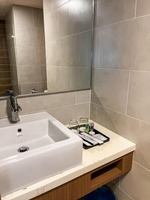 Amenidades de baño gratuitas, toallas, jabón, shampoo 