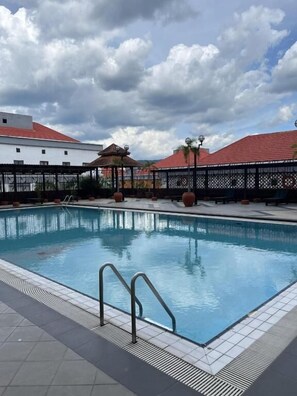 Una piscina al aire libre