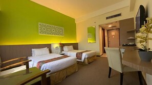 Habitación Deluxe con 2 camas individuales, vista a la ciudad | Tabla de planchar con plancha y wifi gratis 