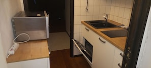 Frigorífico, microondas, horno y placa de cocina