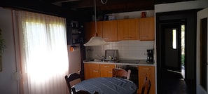 Jääkaappi, mikroaaltouuni, uuni, liesi