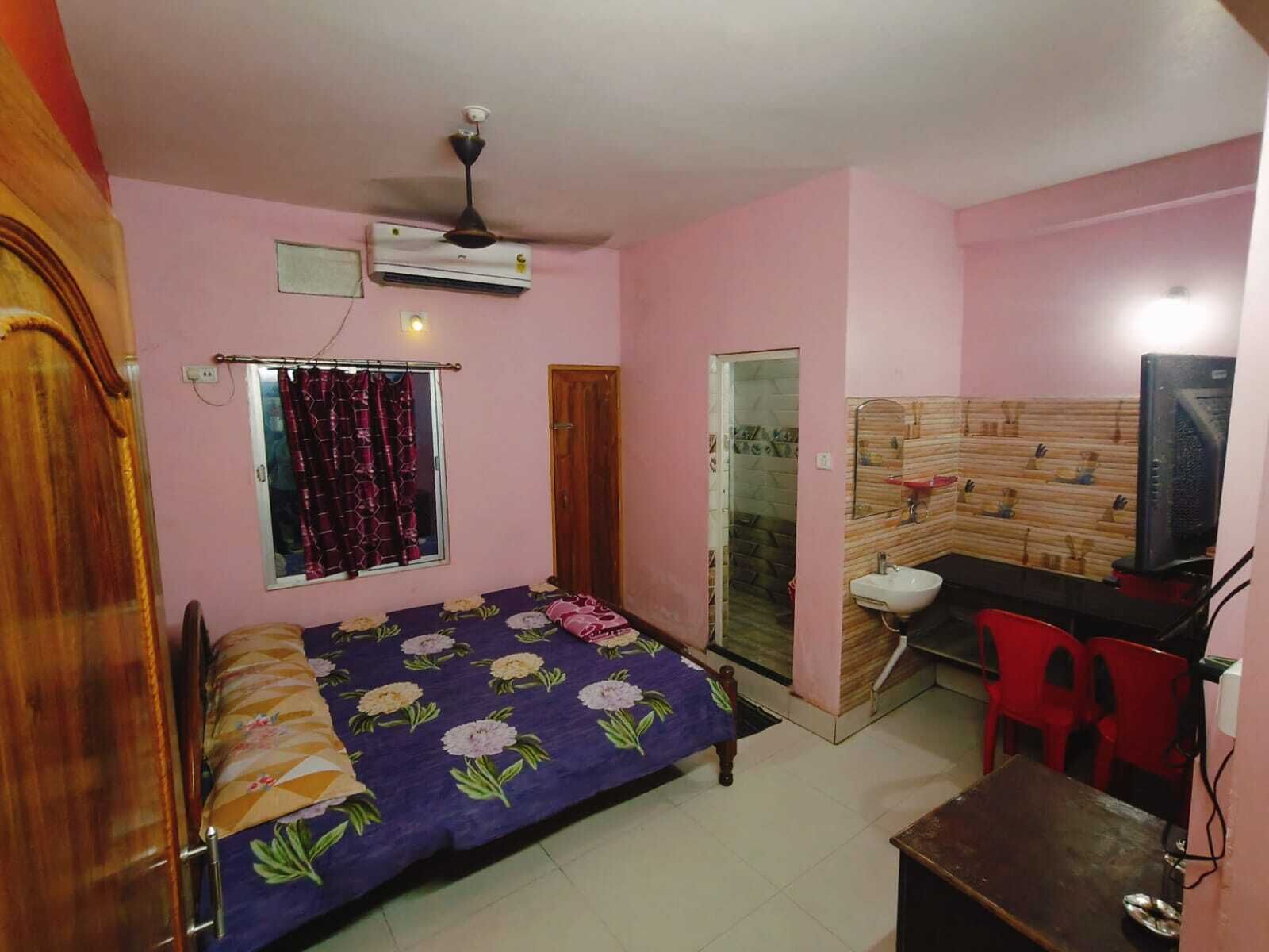 Deluxe Room, City View | Desk