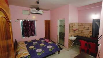 Deluxe Room, City View | Desk