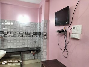 Chambre Deluxe, vue ville | Salle de bain | Douche, articles de toilette gratuits, serviettes fournies, savon
