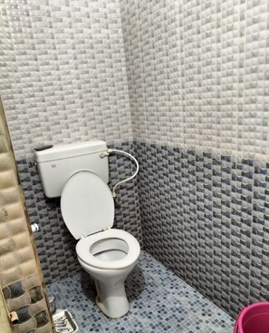 Chambre Deluxe, vue ville | Salle de bain | Douche, articles de toilette gratuits, serviettes fournies, savon