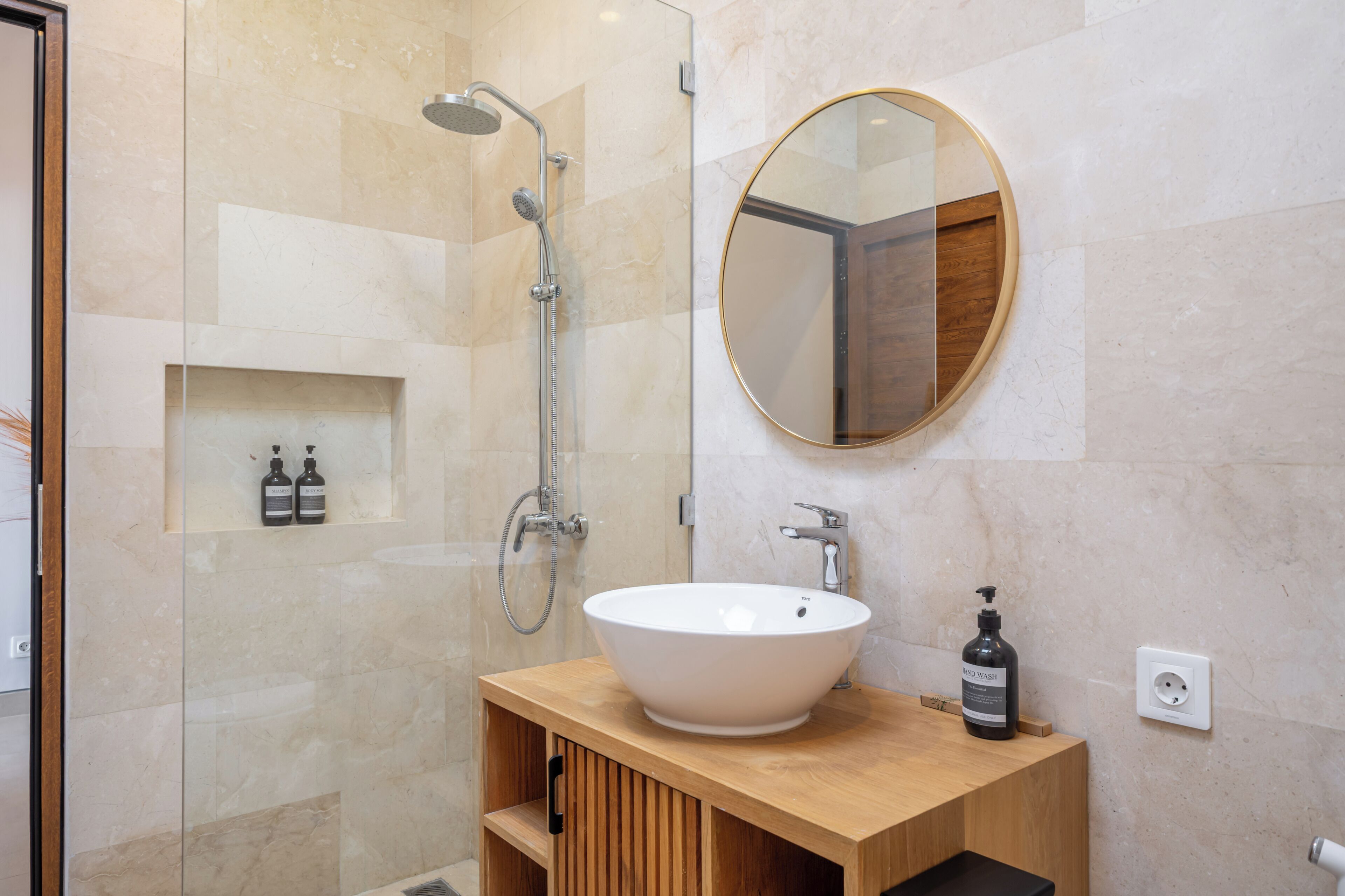Villa de lujo, 3 habitaciones, vista a la alberca | Baño | Batas, pantuflas, bidet, toallas 