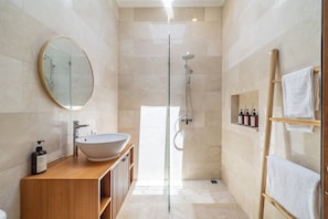 Batas, pantuflas, bidet, toallas