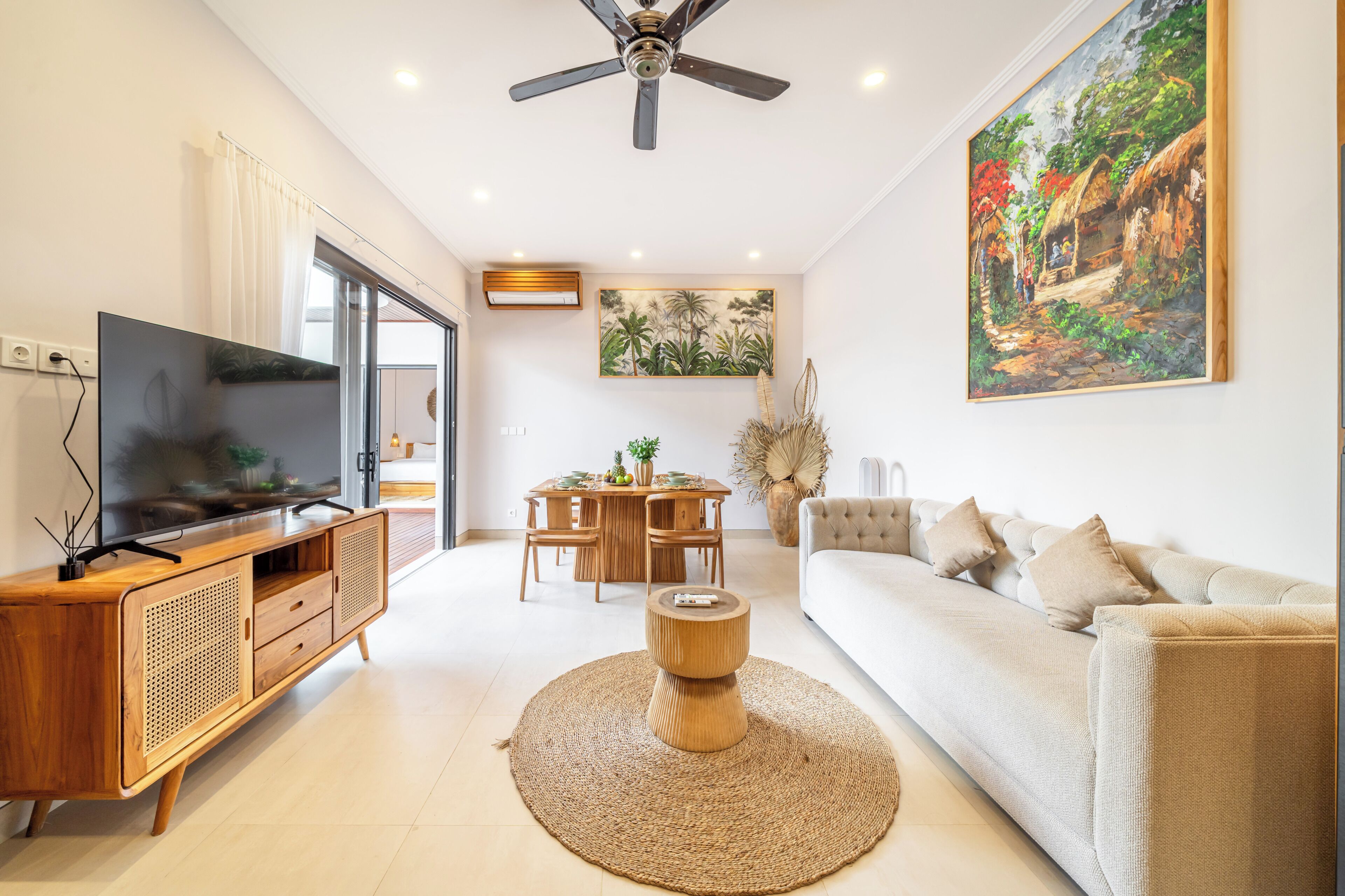 Vila grand, 5 quartos, vista para a piscina | Área de estar | Smart TV 50 polegadas com canais digitais