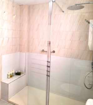 Shower, towels - Holiday Home 'Casita' with Shared Pool, Wi-Fi and Air Conditioning (Las Lagunas de Mijas)