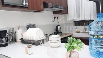 Cookware/dishes/utensils