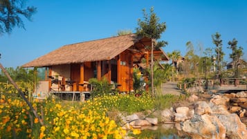 Deluxe Bungalow Garden View | Individually decorated, bed sheets