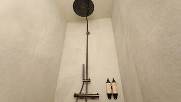 Douche, serviettes fournies